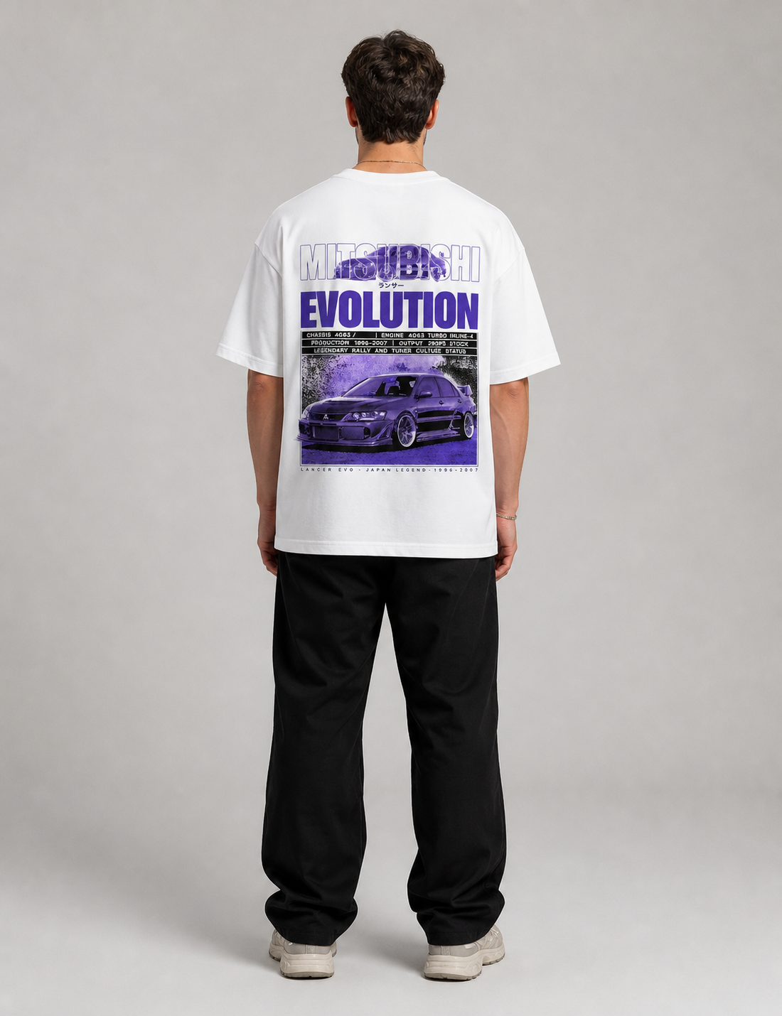 Camiseta Touge Mitsubishi Evolution branca, foto no modelo