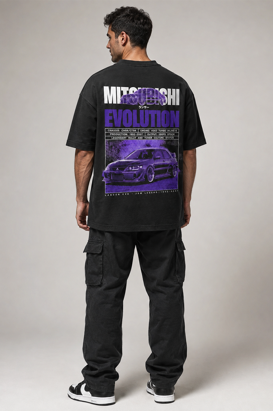 Camiseta Touge Mitsubishi Evolution preta, foto no modelo