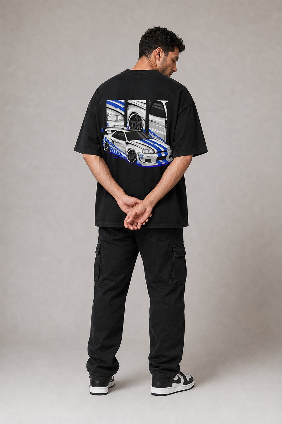 Camiseta Touge Nissan Skyline R34 preta, foto no modelo